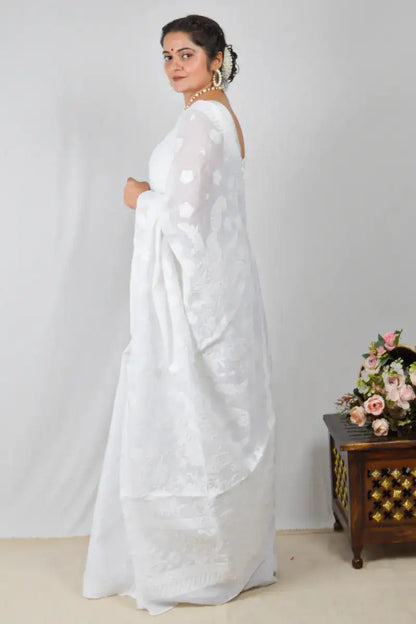 White cotton saree with hand-embroidered Lucknowi Chikankari and matching blouse – handcrafted summer-friendly ethnic wear by MeMaana.