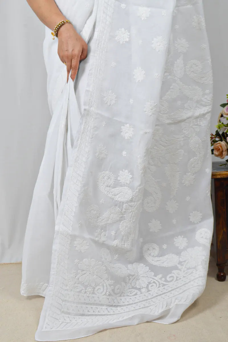 White cotton saree with hand-embroidered Lucknowi Chikankari and matching blouse – handcrafted summer-friendly ethnic wear by MeMaana.
