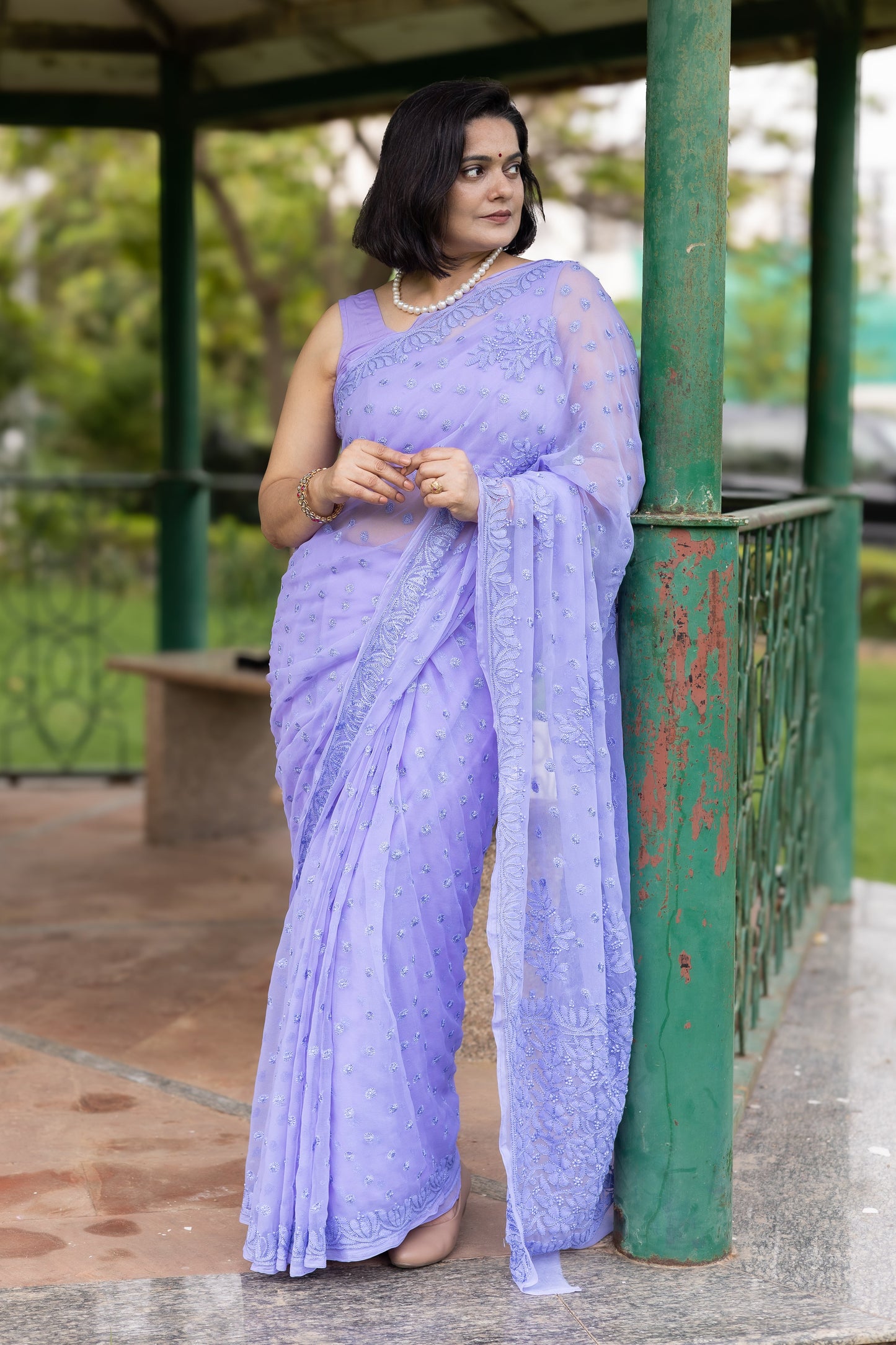 Allover Lucknowi chikankari floral embroidery pattern on lavender georgette saree pallu