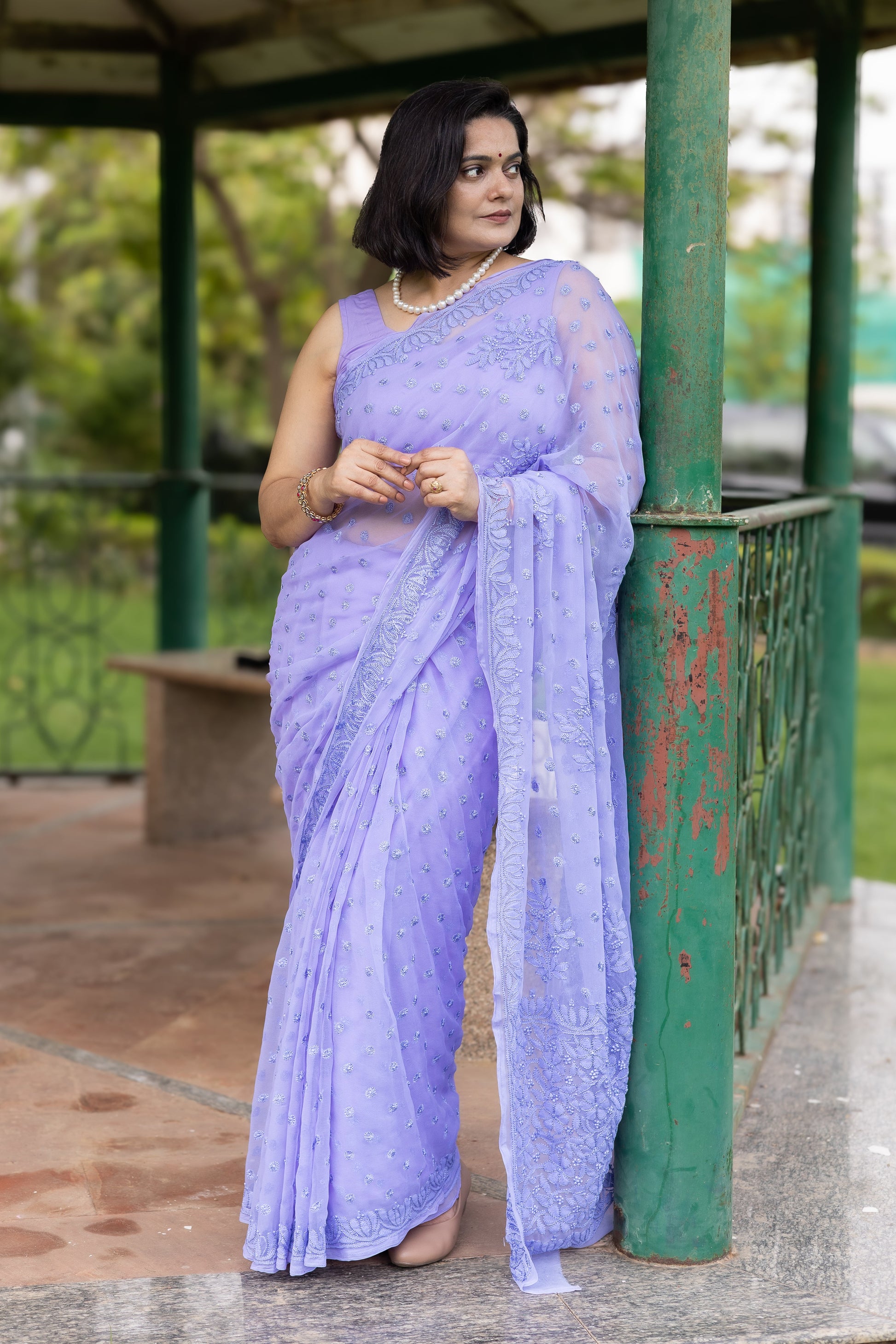 Allover Lucknowi chikankari floral embroidery pattern on lavender georgette saree pallu