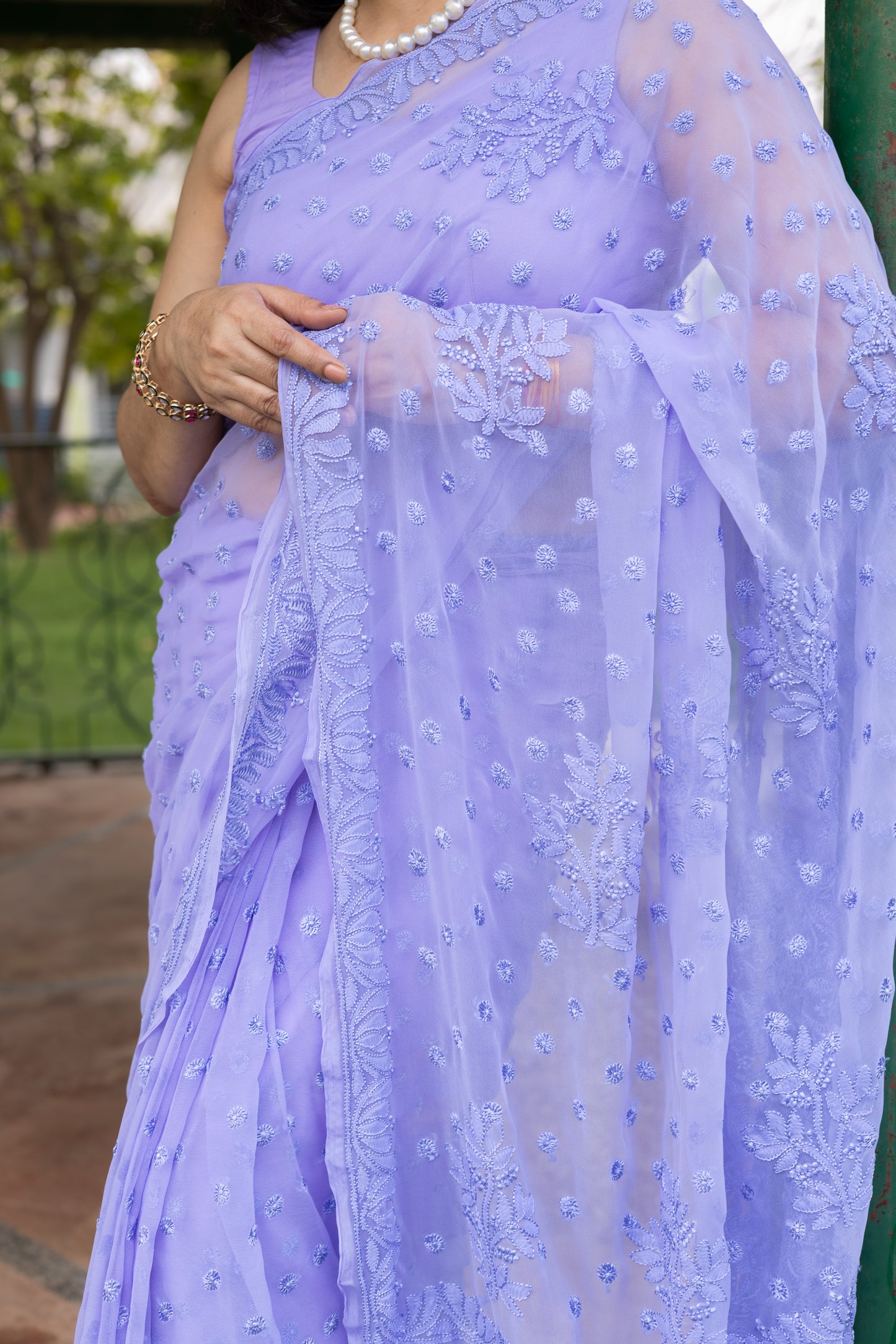 Allover Lucknowi chikankari floral embroidery pattern on lavender georgette saree pallu