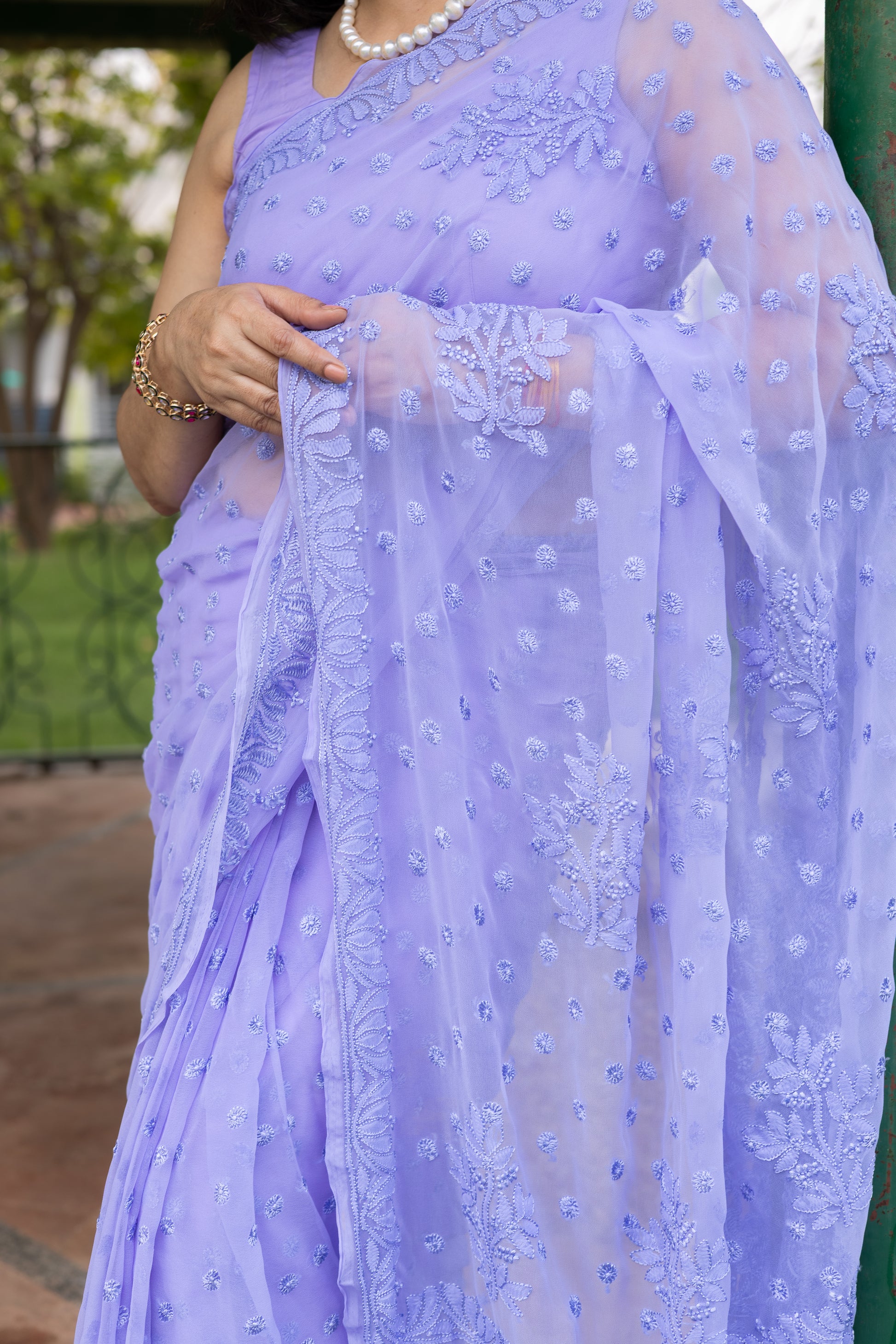 Allover Lucknowi chikankari floral embroidery pattern on lavender georgette saree pallu